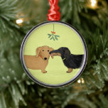 Dackel Mistletoe Kiss - Dackel Hund Weihnachten Ornament Aus Metall<br><div class="desc">Ein niedlicher Dackel Liebhaber der Weihnachtsschmuck. Schwarz-bräunliche Dackel mit langhaariger Dackel und Rot. Keramik Urlaubssornament eines Dackel Hundes Kuss unter dem Mistleton. Eine originelle Cartoon Würstchen Hunde Kunstillustrierung von ©Jenn Inashvili. Schenken Sie dem Weihnachtsbaum ein süßes Geschenk und ein wertvolles Schmuckstück, das Sie noch für viele Jahre auf dem Weihnachtsbaum...</div>