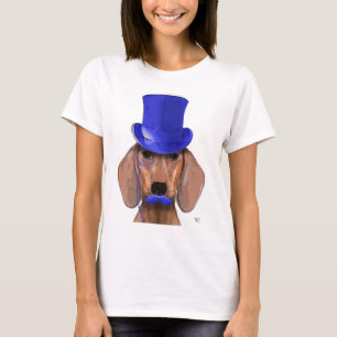 Dackel mit blauem Spitzenhut und dem blauen T-Shirt