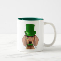 Dackel mit grünem Top-Hut und Mustache