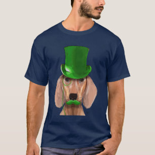 Dackel mit grünen Spitzenhut und dem Schnurrbart T-Shirt