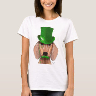 Dackel mit grünen Spitzenhut und dem Schnurrbart T-Shirt