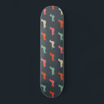 Dackel Silhouetten Dackel Hund Lover Skateboard<br><div class="desc">Dackel Lover's Skateboard. Farbige Silhouetten mit langen Hunden,  Drahthaar und glatt beschichteten Dackeln. Besuchen Sie Jenn’s Doodle World für noch mehr Produkte mit diesem lustigen Dackeln-Design,  sowie für weitere Hundeschenkgeschenke.</div>