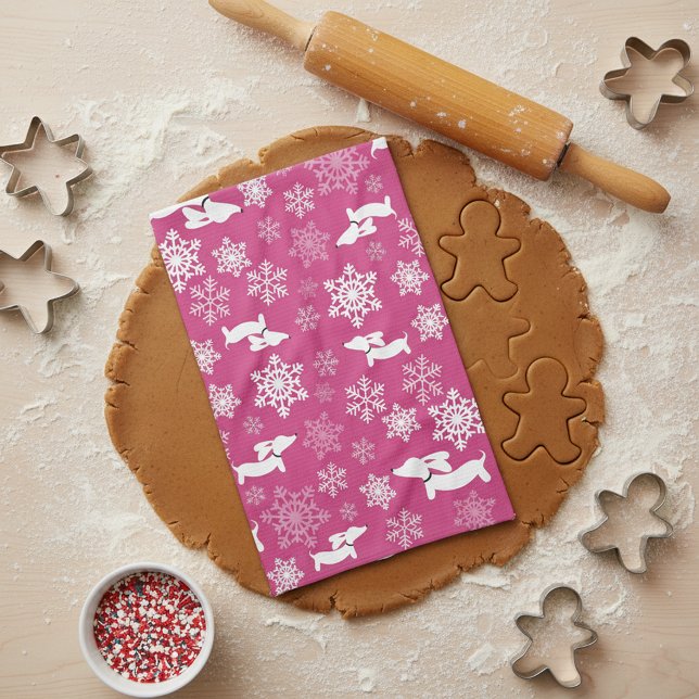 Dackel Weihnachten Schneeflocken Magenta Geschirr  Küchentuch (Pink dachshund dish towel featuring snowflakes for festive Christmas gifting)