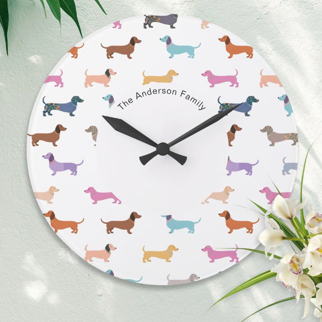 Dackel Wurst Hund Niedlich farbig Gemustert Große Wanduhr (A wall clock with a modern pattern of colorful dachshunds, customizable with a name or other text)