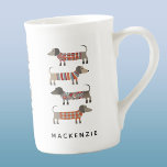 Dackel Wurst Hund Personalisiert Prozellantasse<br><div class="desc">Niedliche kleine Dackel Würstchen oder Dackel Hunde in Wollstrickbekleidung. Ideal für Hundeliebhaber und Hundeschlittengänger. Moderne Typografie. Originelle Kunst von Nic Squirrell. Ändern Sie den Namen zum Anpassen.</div>