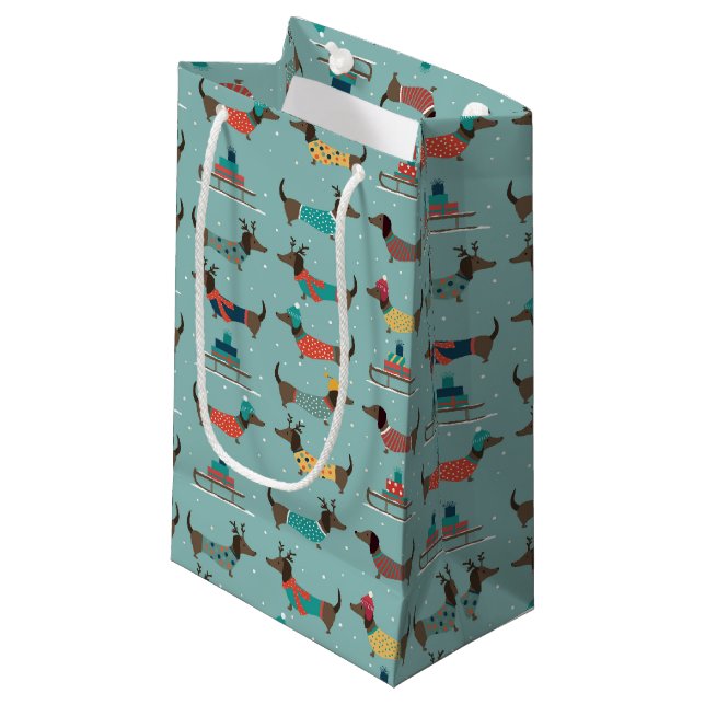 Dackeln mit Geschenken und Schlitten Muster Kleine Geschenktüte (Vorderseite Schrägansicht)