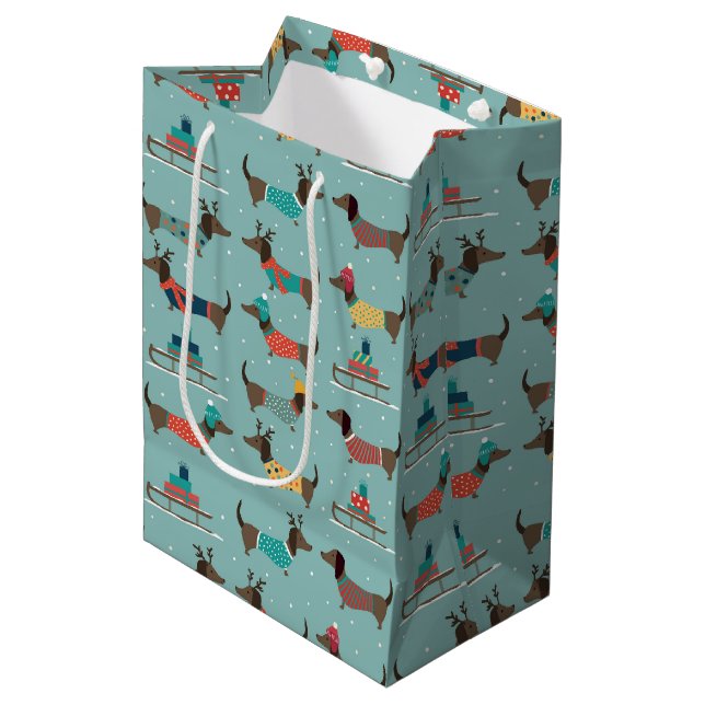 Dackeln mit Geschenken und Schlitten Muster Mittlere Geschenktüte (Vorderseite Schrägansicht)