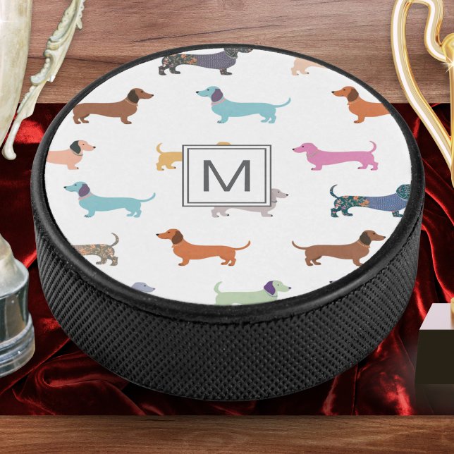 Dackeln Muster Farbige Wurst Hunde Monogramm Eishockey Puck (A hockey puck for display with a colorful pattern of dachshunds and monogram initial)