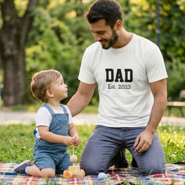 Dad Established Bold Black White T-Shirt (Von Creator hochgeladen)