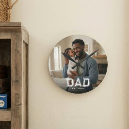 Dad Established Modern Bold White Photo Runde Wanduhr