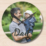 Dad Established Modern Script Photo Runde Wanduhr<br><div class="desc">Black Dad Established Modern Script Photo Design. Replace the photo with your own of your kids and change the years to the years you became a dad.</div>
