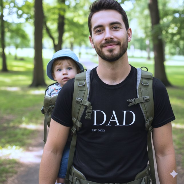 Dad Established New Dad Minimal Black White T-Shirt (Von Creator hochgeladen)