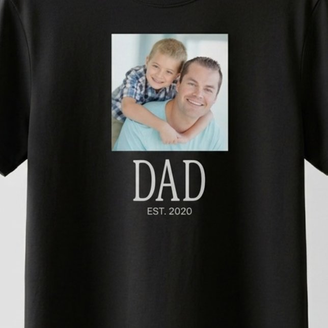 Dad Established Schrift Foto  T-Shirt (Von Creator hochgeladen)