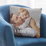 Dada I Liebe You Custom Vathers Day Foto Kissen<br><div class="desc">Das Kopfkissen des Custom Foto ist mit zwei beliebten Fotos der Familie (vorne und hinten) ausgestattet,  mit einer speziellen "Dada,  I / We Liebe you"-Botschaft in elegantem Weiß,  die mit Ihrer bevorzugten Formulierung personalisiert werden kann. Ein wunderschönes Geschenk für den Vater in diesem Vatertag!</div>