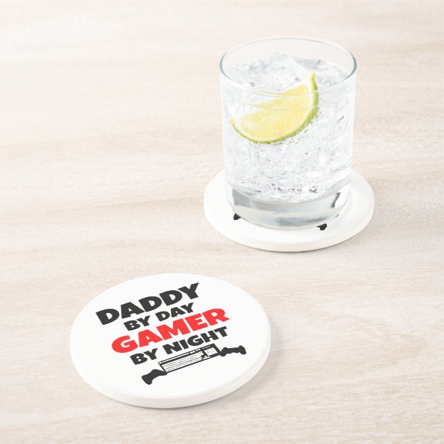 Daddy by Day Gamer by Night Getränkeuntersetzer (Seite)