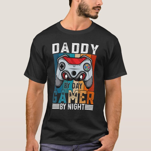 DADDY By Day Gamer By Night Meme For Gamers T-Shirt (Vorderseite)