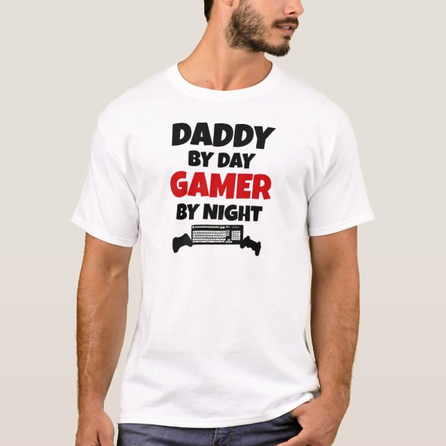 Daddy by Day Gamer by Night T-Shirt (Vorderseite)