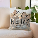 Daddy du bist unser Helden Full Foto Vatertag Kissen<br><div class="desc">Daddy Sie sind unser Helden Full Foto Vatertag Throw Kissen. Text ist in einer handlich gezeichnet Typografie, die das Foto überlagert. Du kannst Papa in Papa, Papa, Pfote, ... ändern und dein Foto und deine Namen hinzufügen. Ein niedliches Geschenk und ein süßer Sake zum Vatertag, Geburtstag oder Weihnachten für Papa....</div>