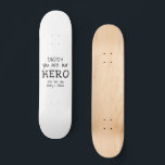 Daddy du bist unser Heldentypografie-Vatertag Skateboard<br><div class="desc">Einfach Daddy,  du bist mein Helden Typografie Schwarz und Weiß Vatertag Foto Skateboard. Text ist in handgezeichnet Schriftart. Du kannst Papa in Papa,  Papa,  Pap, ...  ändern und deine Namen hinzufügen. Ein niedliches Geschenk und ein süßer Sake für den Vatertag für Papa.</div>