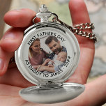 Daddy First Vathers Day Personalisiertes Foto Taschenuhr<br><div class="desc">Foto Taschenuhr mit vollständig bearbeitbarem personalisierten Text und Ihrem Lieblings-Foto. Der Wortlaut lautet derzeit "Tag des ersten Vaters als Papa zu [name[ ・ 20###" und Sie können dies nach Ihren Wünschen anpassen. Ein schönes Geschenk für jeden Anlass und Fakt wie zum Beispiel eine Vatertagsuhr oder ein Geschenk zur Geburtshinweis.</div>