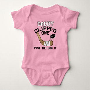 Daddy hat einen vor dem Torwart Girl Pink Hockey d Baby Strampler