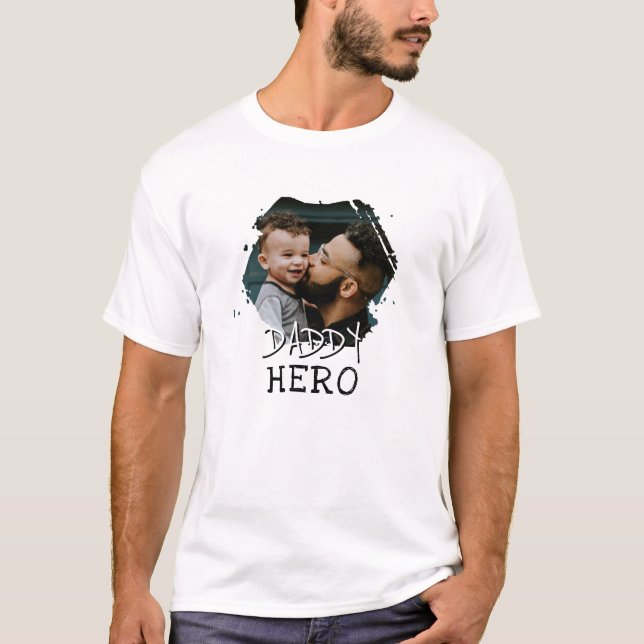 Daddy Hero Typografy Vater Foto Keepake T-Shirt (Vorderseite)
