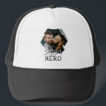 Daddy Hero Typografy Vater Foto Truckerkappe<br><div class="desc">Daddy Hero Typografie Vater Foto Trucker Hat. Text ist in handgezeichnet Schriftart. Fügen Sie Ihr Foto hinzu. Du kannst Papa in Papa,  Papa,  Pap, ...  Tolle Sake für den besten Vater aller Zeiten.</div>