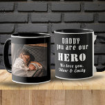 Daddy Hero Vatertag Foto Black Tasse<br><div class="desc">Daddy du bist Held Vatertag Familie Foto Black Coffee Tasse. Von Tochter oder Sohn bis hin zum besonderen Held in ihrem Leben. Fügen Sie Ihr Foto und Ihre Namen hinzu. Du kannst Papa in Papa,  Papa,  Pap, ...  Ein perfektes Geschenk und ein süßes Vatertag Geschenk für Papa.</div>