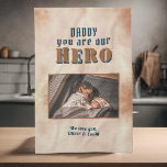 Daddy Hero Watercolor Pater Keepake Foto Geschirrtuch<br><div class="desc">Daddy Hero Watercolor Vater Keepake Familie Foto Küchentuch. Von Tochter oder Sohn bis hin zum besonderen Held in ihrem Leben. Fügen Sie Ihr Foto und Ihren Namen hinzu. Du kannst Papa in Papa,  Papa,  Pap, ...  Der Hintergrund ist rötlich-orangefarben. Ein perfektes Geschenk und ein schönes Vatertagsgeschenk für Papa.</div>