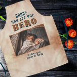 Daddy Hero Watercolor Pater Keepake Foto Schürze<br><div class="desc">Daddy Hero Watercolor Pater Keepake Familienplakette Foto. Von Tochter oder Sohn bis hin zum besonderen Held in ihrem Leben. Fügen Sie Ihr Foto und Ihren Namen hinzu. Du kannst Papa in Papa,  Papa,  Pap, ...  Der Hintergrund ist rötlich-orangefarben. Ein perfektes Geschenk und ein schönes Vatertagsgeschenk für Papa.</div>