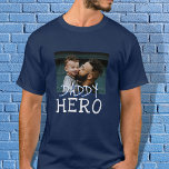 Daddy Hero White Typografy Vater Foto T - Shirt<br><div class="desc">Daddy Hero White Typografy Vater Foto T - Shirt. Text ist in weißen,  handgezeichnet Schriftart. Fügen Sie Ihr Foto hinzu. Du kannst Papa in Papa,  Papa,  Pap, ... </div>