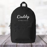 Daddy | Moderne Kinder heißen schwarz Bedruckter Rucksack<br><div class="desc">Einfaches, stilvolles Daddy Custom Quote Art Design in zeitgenössischer, handgeschriebener Schrift-Typografie in modernem minimalistischem Stil auf schwarzem Hintergrund, der leicht mit Ihrem Kindernamen oder Ihrer persönlichen Botschaft personalisiert werden kann. Das perfekte Geschenk für Ihren ganz besonderen Papa an seinem Geburtstag, dem Tag des Vaters oder einfach nur, weil er stinkt!...</div>