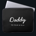Daddy | Moderne Kinder heißen Vatertag schwarz Laptopschutzhülle<br><div class="desc">Einfaches, stilvolles Daddy Custom Quote Art Design in zeitgenössischer, handgeschriebener Schrift-Typografie in modernem minimalistischem Stil auf schwarzem Hintergrund, der leicht mit Ihrem Kindernamen oder Ihrer persönlichen Botschaft personalisiert werden kann. Das perfekte Geschenk für Ihren ganz besonderen Papa an seinem Geburtstag, dem Tag des Vaters oder einfach nur, weil er stinkt!...</div>