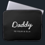 Daddy | Moderne Kinder heißen Vatertag schwarz Laptopschutzhülle<br><div class="desc">Einfaches, stilvolles Daddy Custom Quote Art Design in zeitgenössischer, handgeschriebener Schrift-Typografie in modernem minimalistischem Stil auf schwarzem Hintergrund, der leicht mit Ihrem Kindernamen oder Ihrer persönlichen Botschaft personalisiert werden kann. Das perfekte Geschenk für Ihren ganz besonderen Papa an seinem Geburtstag, dem Tag des Vaters oder einfach nur, weil er stinkt!...</div>