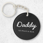 Daddy | Moderne Kinder heißen Vatertag schwarz Schlüsselanhänger<br><div class="desc">Einfaches, stilvolles Daddy Custom Quote Art Design in zeitgenössischer, handgeschriebener Schrift-Typografie in modernem minimalistischem Stil auf schwarzem Hintergrund, der leicht mit Ihrem Kindernamen oder Ihrer persönlichen Botschaft personalisiert werden kann. Das perfekte Geschenk für Ihren ganz besonderen Papa an seinem Geburtstag, dem Tag des Vaters oder einfach nur, weil er stinkt!...</div>