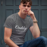 Daddy | Moderne Skriptkids Namen Vatertag T-Shirt<br><div class="desc">Einfaches, stilvolles Daddy Custom Quote Art Design in zeitgenössischer, handgeschriebener Schrift-Typografie in einem modernen minimalistischen Stil, der leicht mit dem Namen Ihrer Kinder oder mit Ihrer persönlichen Botschaft personalisiert werden kann. Das perfekte Geschenk für Ihren ganz besonderen Papa an seinem Geburtstag, dem Tag des Vaters oder einfach nur, weil er...</div>
