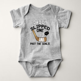 Daddy rutschte eins hinter dem Goalie Funny Hockey Baby Strampler