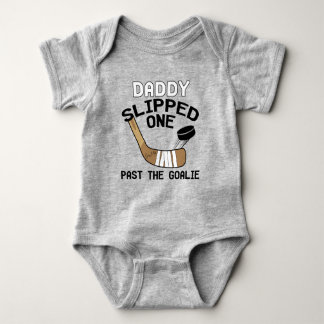 Daddy rutschte eins hinter dem Goalie Funny Hockey Baby Strampler