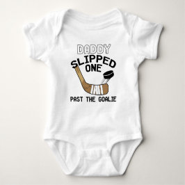 Daddy rutschte eins hinter dem Goalie Funny Hockey Baby Strampler