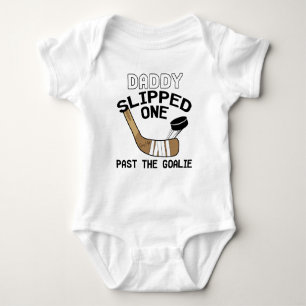 Daddy rutschte eins hinter dem Goalie Funny Hockey Baby Strampler