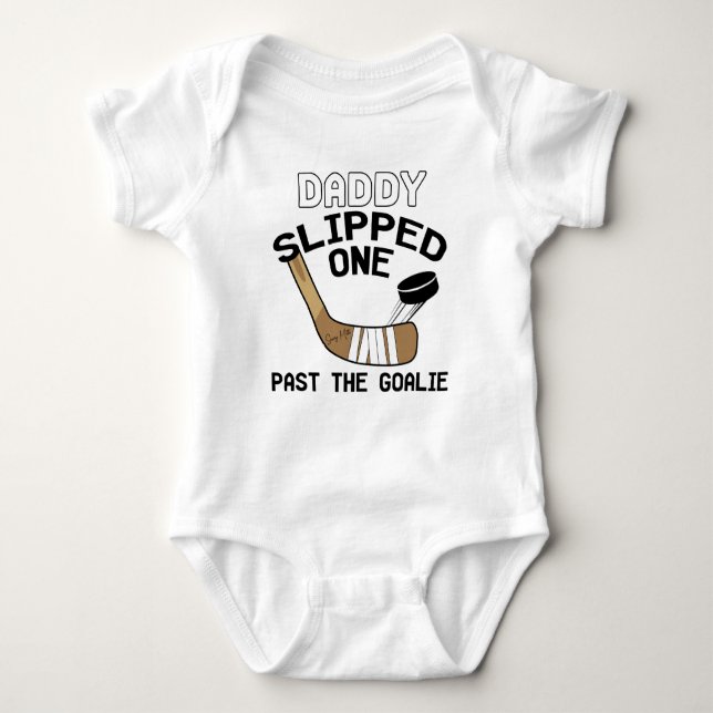Daddy rutschte eins hinter dem Goalie Funny Hockey Baby Strampler (Vorderseite)