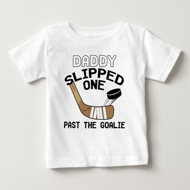 Daddy rutschte eins hinter dem Goalie Funny Hockey Baby T-shirt (Vorderseite)
