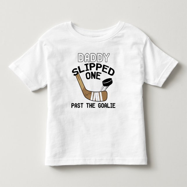 Daddy rutschte eins hinter dem Goalie Funny Hockey Kleinkind T-shirt (Vorderseite)