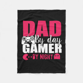 Daddy spendet Vater by Day Gamer by Night Fleecedecke