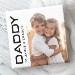 Daddy to kids benennt Foto Vthers Day Magnet<br><div class="desc">Kühlschrankmagnet mit dem eigenen Foto und dem Text "Daddy" in einem modernen Schriftart mit den Kindernamen oder anderen benutzerdefinierten Text rechts. Schwarz/Weiß oder Sonderfarben.</div>
