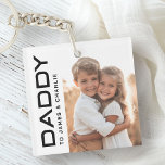 Daddy to kids benennt Foto Vthers Day Schlüsselanhänger<br><div class="desc">Schlüsselanhänger mit dem eigenen Foto und dem Text "Daddy" in einem modernen Schriftart mit den Kindernamen oder anderen benutzerdefinierten Text rechts. Schwarz/Weiß oder Sonderfarben.</div>