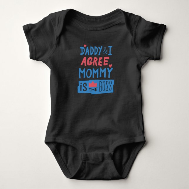 Daddy und ich stimmen zu, dass Mommy der Chef ist Baby Strampler (Vorderseite)