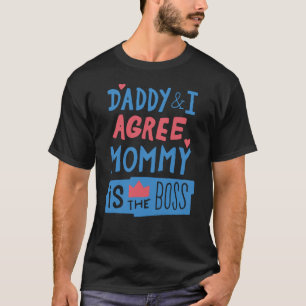 Daddy und ich stimmen zu, dass Mommy der Chef ist T-Shirt
