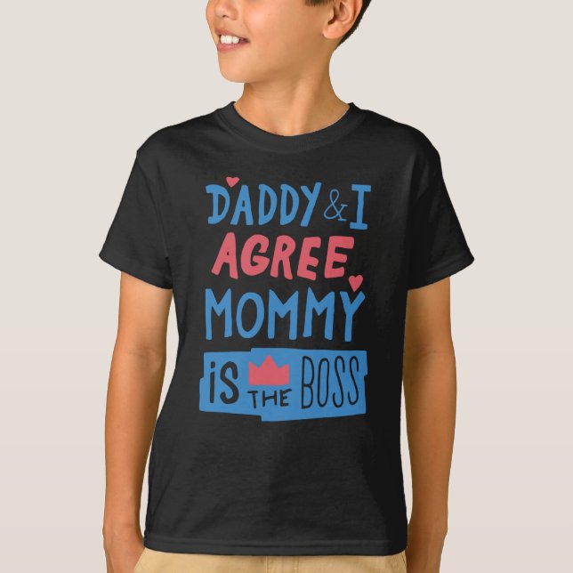 Daddy und ich stimmen zu, dass Mommy der Chef ist T-Shirt (Vorderseite)