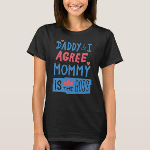 Daddy und ich stimmen zu, dass Mommy der Chef ist T-Shirt